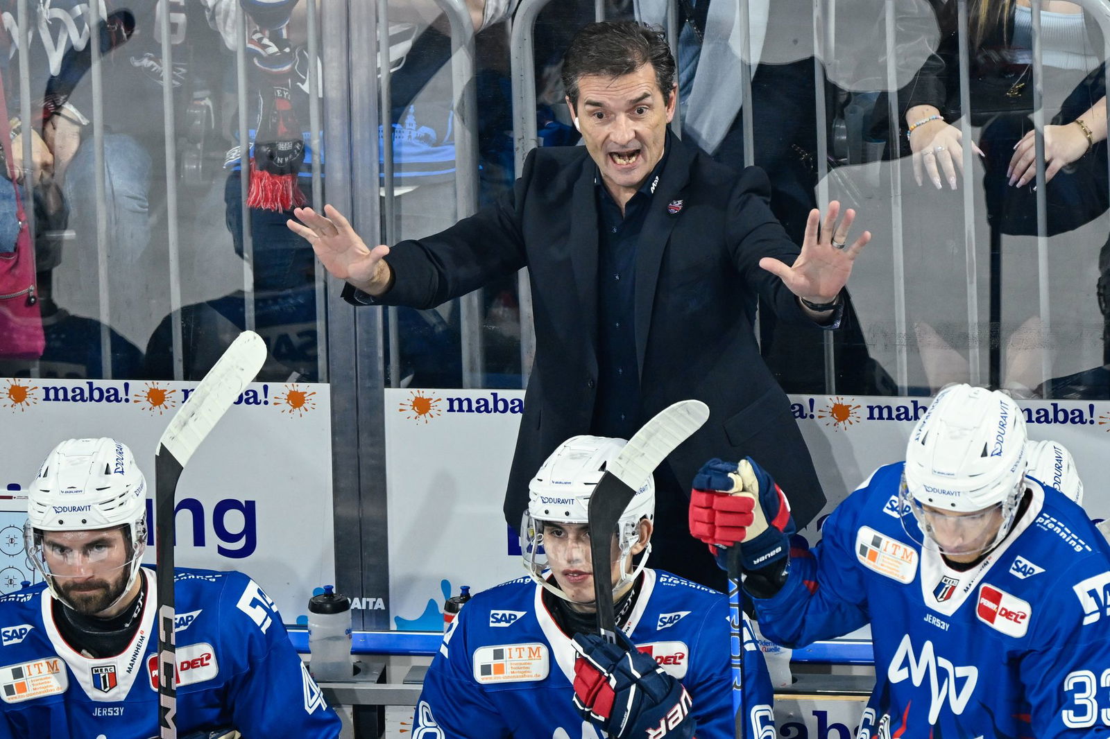 Dallas Eakins und die Adler rennen einem Rückstand in der Serie hinterher.