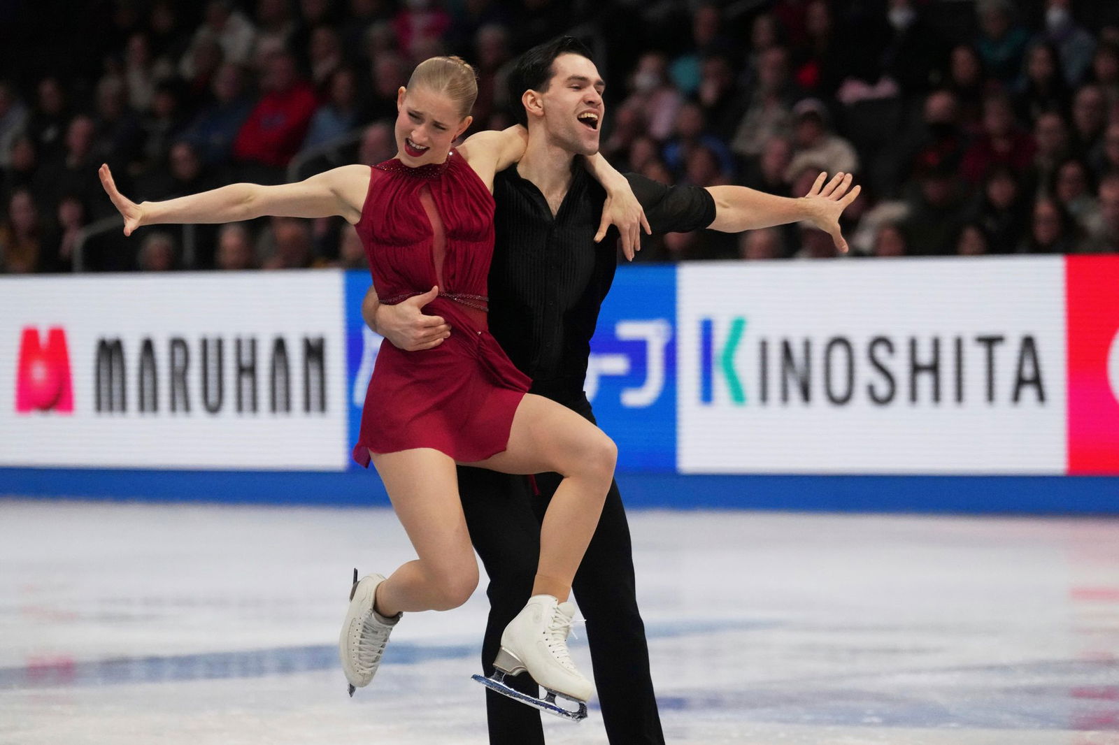 Minerva Hase (l) und Nikita Wolodin dürfen weiter vom WM-Titel träumen.