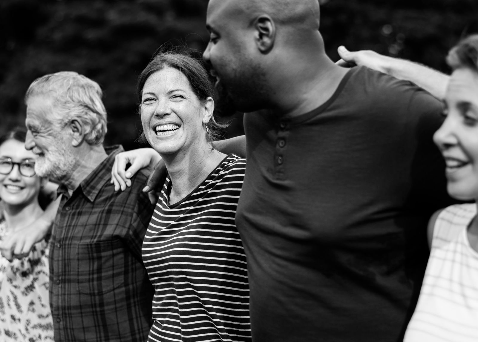 Glückliche Menschen einer Gemeinschaft 