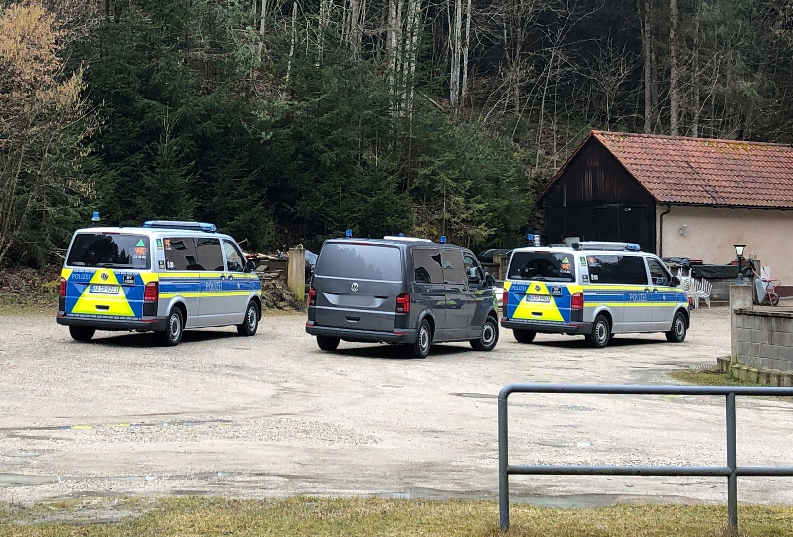 Einsatzkräfte vor einem Anwesen im bayerischen Pottenstein. 