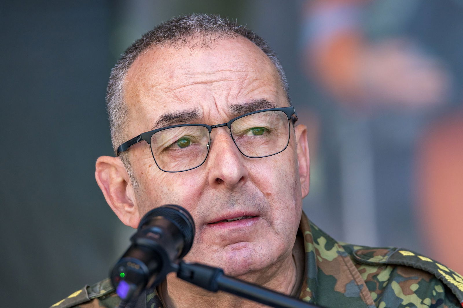 Dass der Generalinspekteur der Bundeswehr, General Carsten Breuer, bei einer Sicherheitstagung von Verfassungsschutz und Wirtschaftsvertretern spricht, zeigt, dass innere und äußere Sicherheit heute nicht mehr getrennt betrachtet werden. (Archivfoto)