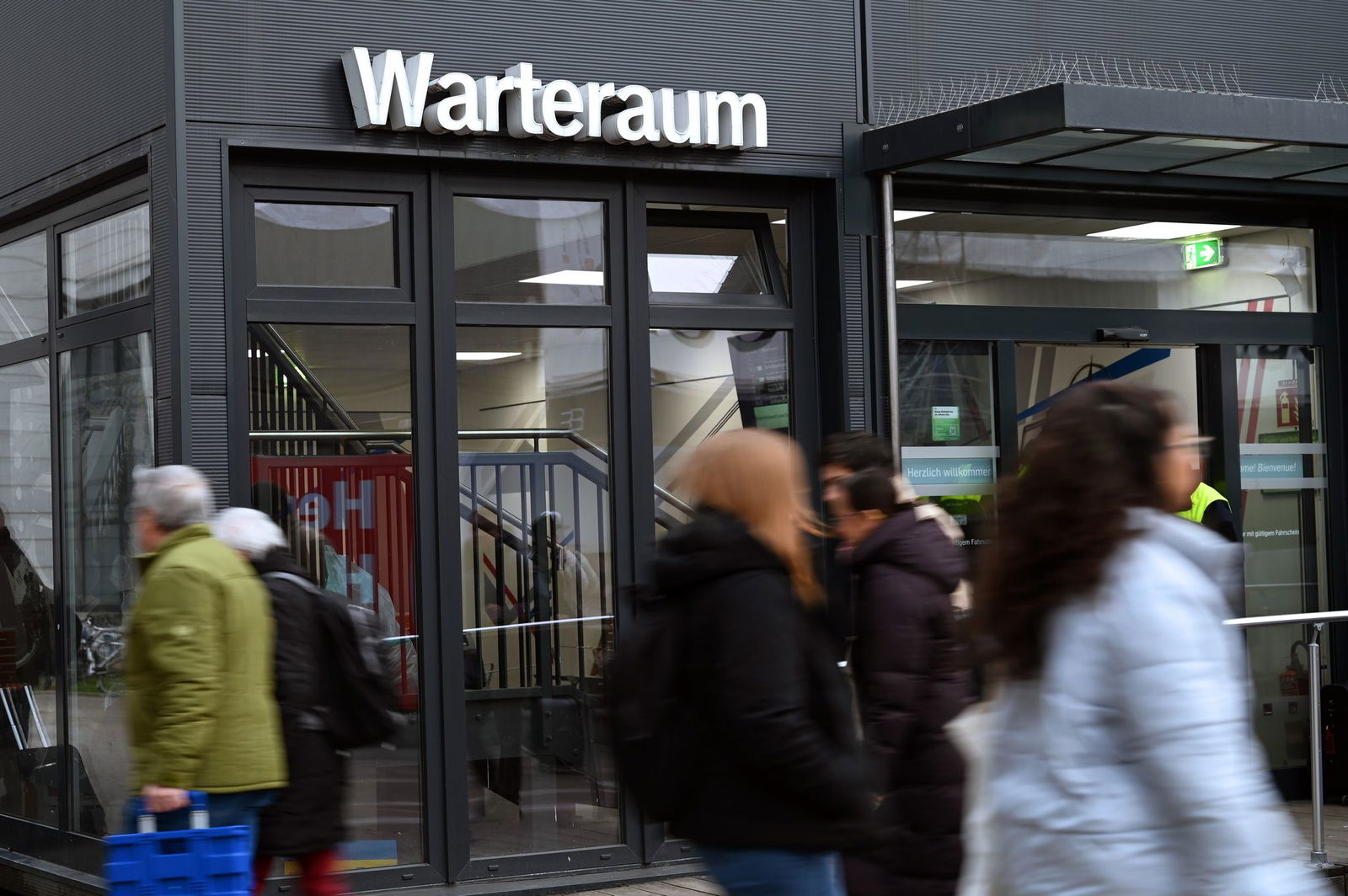 Im Prozess um einen Messerangriff im Warteraum des Stuttgarter Hauptbahnhofs fordern Staatsanwaltschaft und Verteidigung, den angeklagten Mann psychiatrisch behandeln zu lassen. (Archivbild)