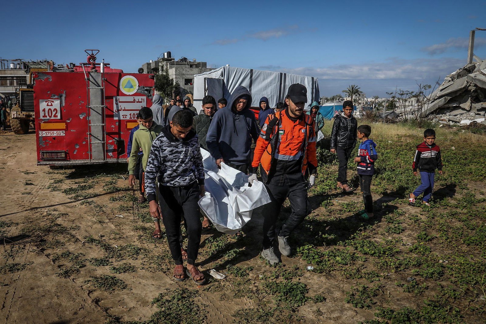 Palästinenser tragen im Gazastreifen eine Leiche. 