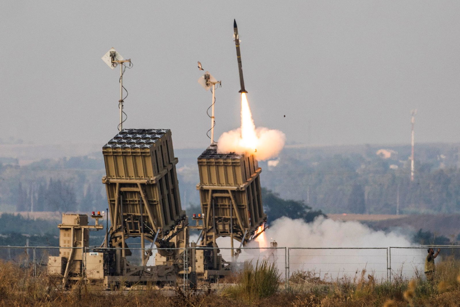 Das Iron-Dome-Raketenabwehrsystem feuert eine Abfangrakete ab.