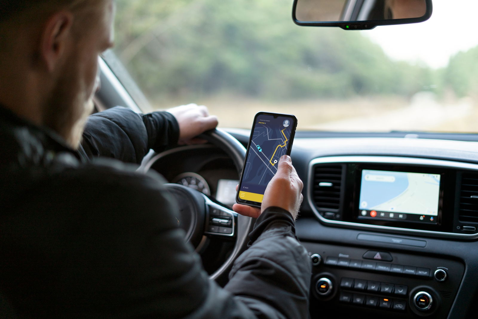 Erkennt der Handy-Blitzer ein Smartphone in der Hand des Fahrers, hagelt es ein Bußgeld sowie einen Punkt in Flensburg 