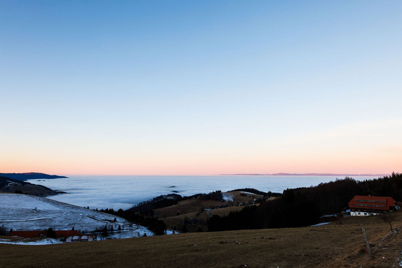 Auch wenn es ringsum schon grünte, war auf beschneiten Pisten Skifahren möglich. (Archivfoto)