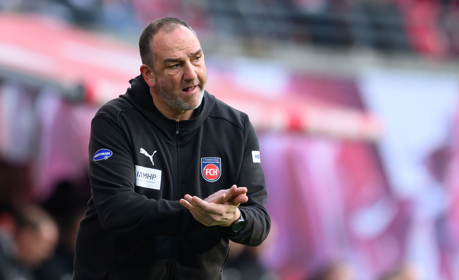 Trainer Frank Schmidt ist mit dem 1. FC Heidenheim auf den letzten Tabellenplatz abgerutscht. 