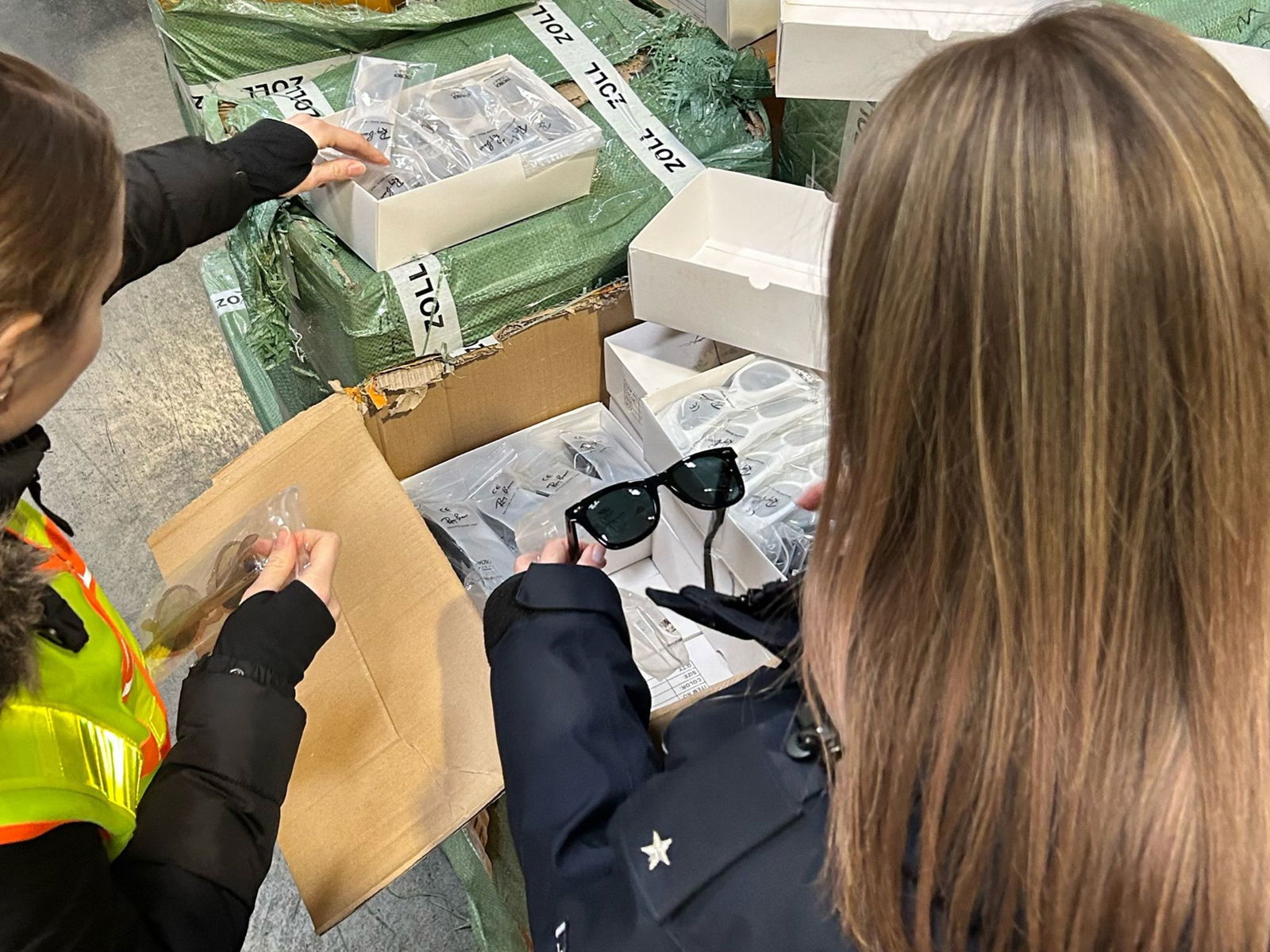 Zwei Paletten bepackt mit angeblichen Marken-Sonnenbrillen wurden am Stuttgarter Flughafen entdeckt. (Foto-Handout).