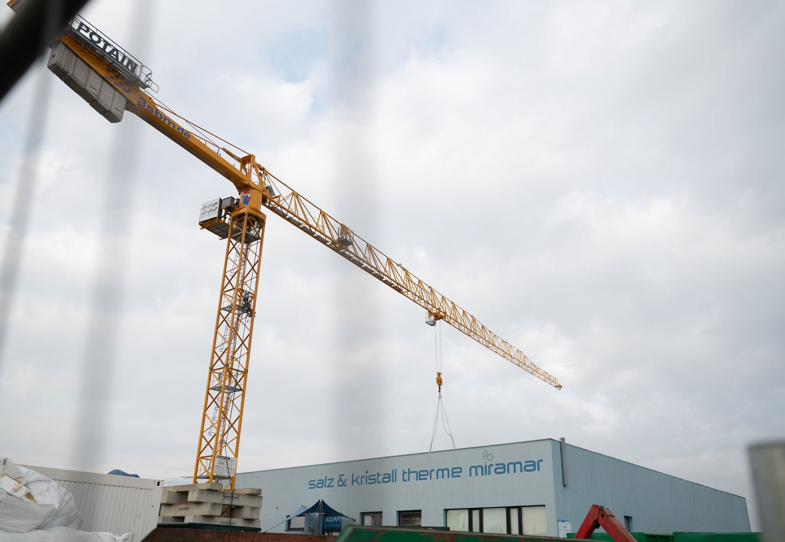 Nach dem Millionenbrand in der Therme des «Miramar» soll das Erlebnisbad in Weinheim im Mai wieder eröffnen.