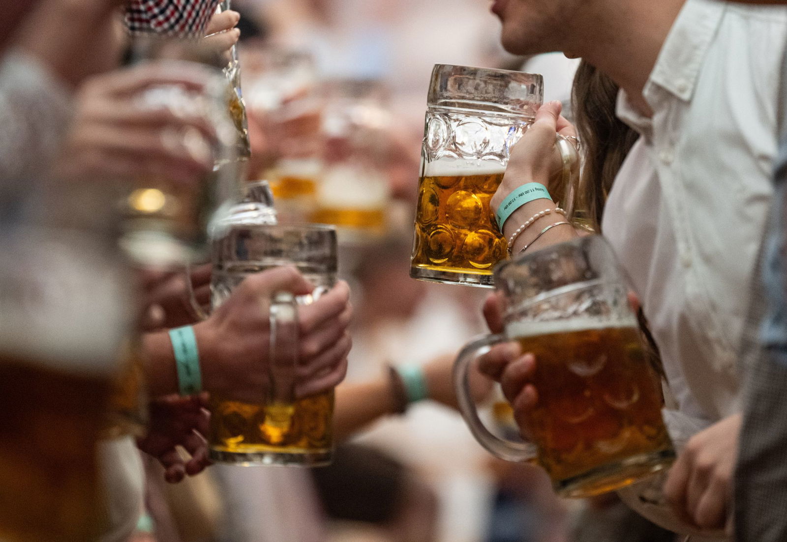 Hoch die Krüge: Für den Liter Bier werden auf dem Stuttgart Frühlingsfest in diesem Jahr bis zu 14,40 Euro fällig. (Archivbild)