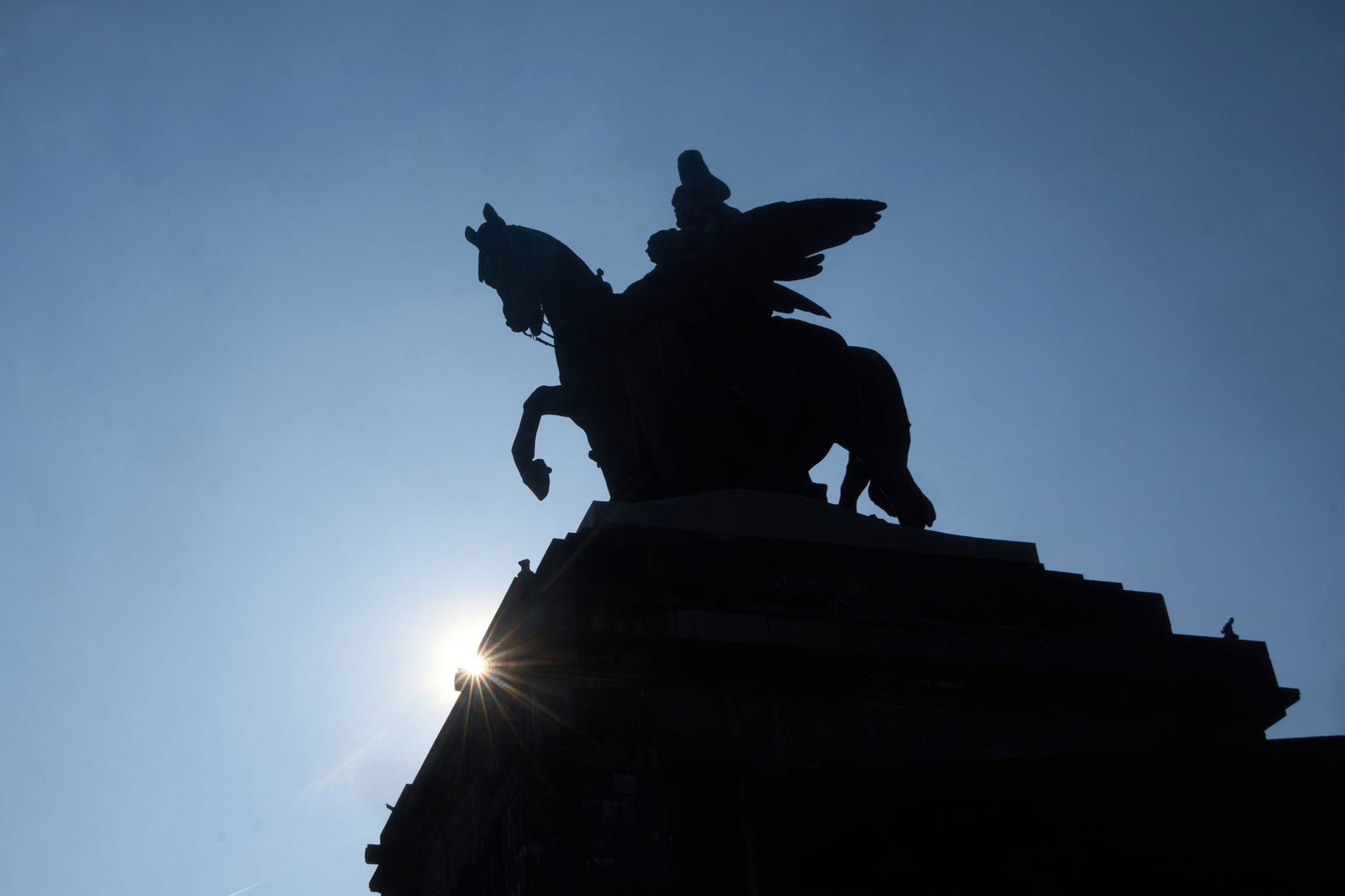 Wärmeres Wetter und Sonne erwarten die Menschen in Rheinland-Pfalz und dem Saarland. (Symbolbild)