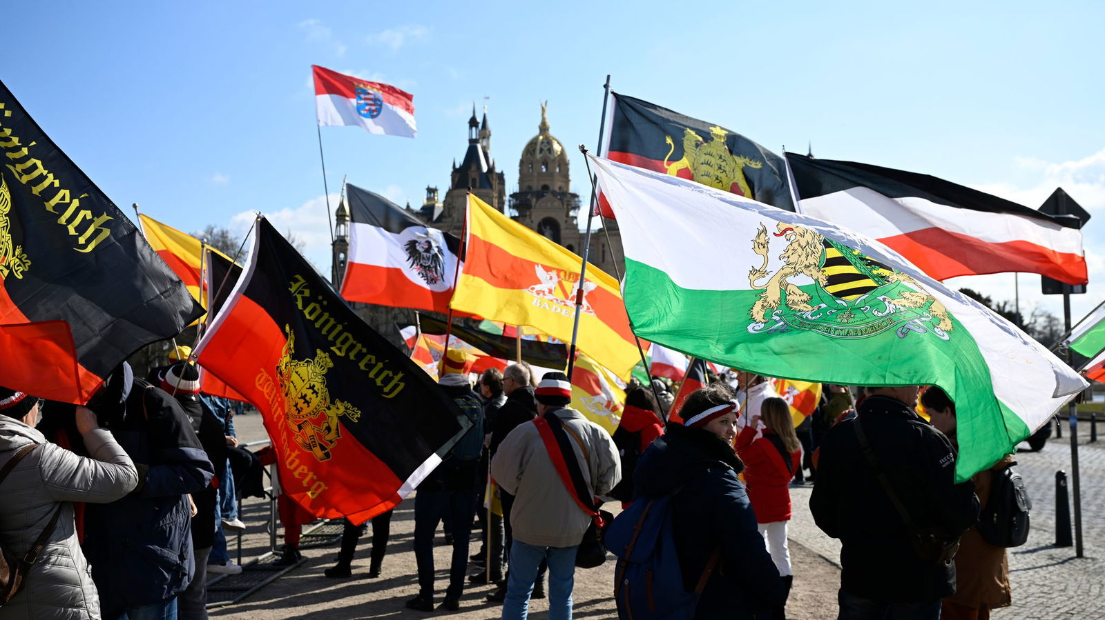 Nach Schwerin nun in Karlsruhe: Mutmaßlich «Reichsbürger» und andere Demokratiefeinde wollen sich im Juli vor dem Schloss treffen.