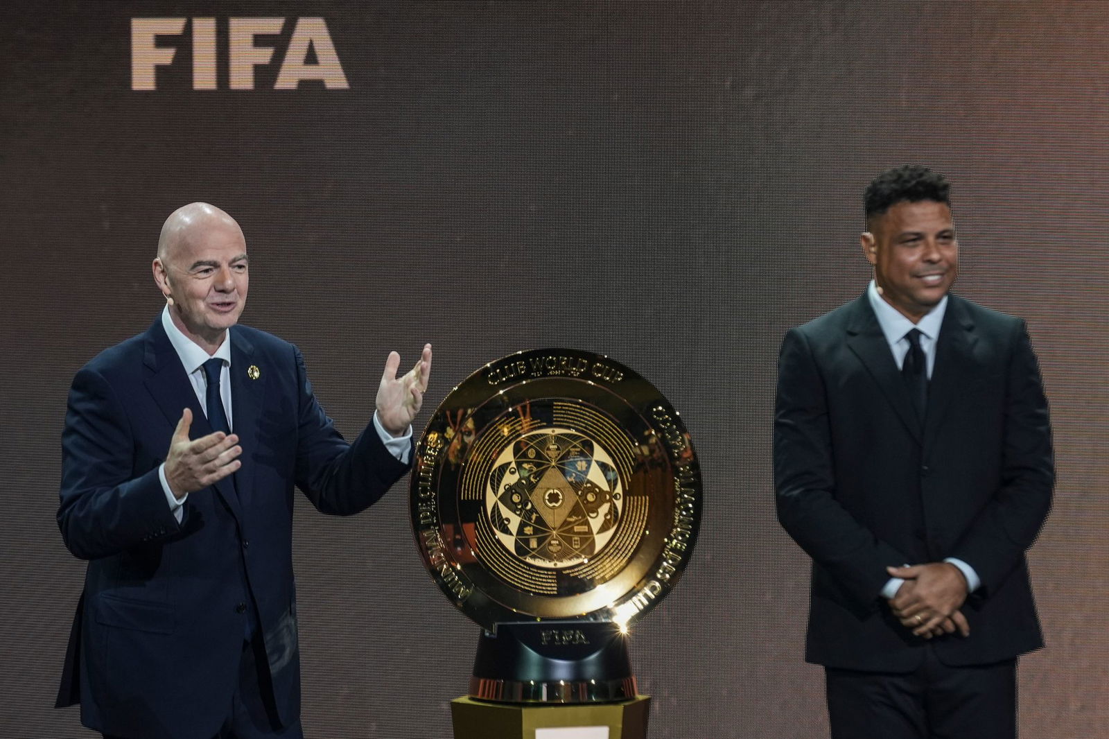 Gianni Infantino (l) und Ex-Profi Ronaldo präsentieren die Trophäe für den neuen Club-Weltmeister.