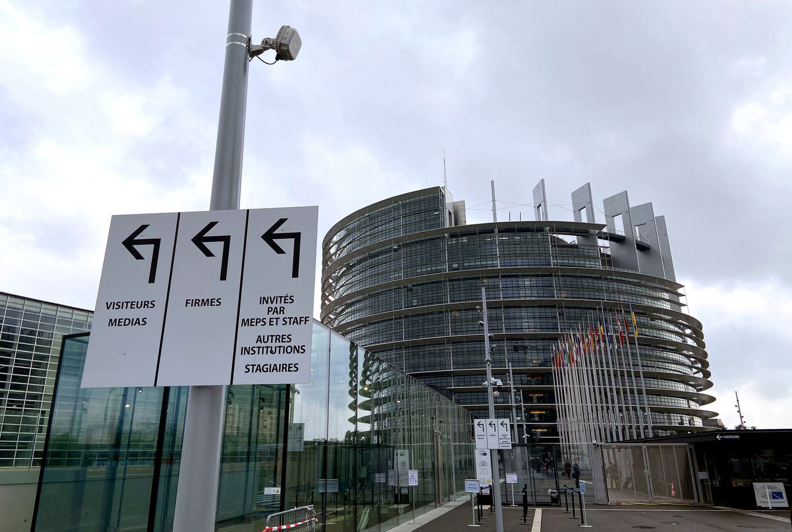 Wie die belgische Staatsanwaltschaft mitteilt, soll die Korruption von 2021 bis heute regelmäßig und sehr diskret «unter dem Deckmantel des kommerziellen Lobbyings in verschiedenen Formen praktiziert worden sein»