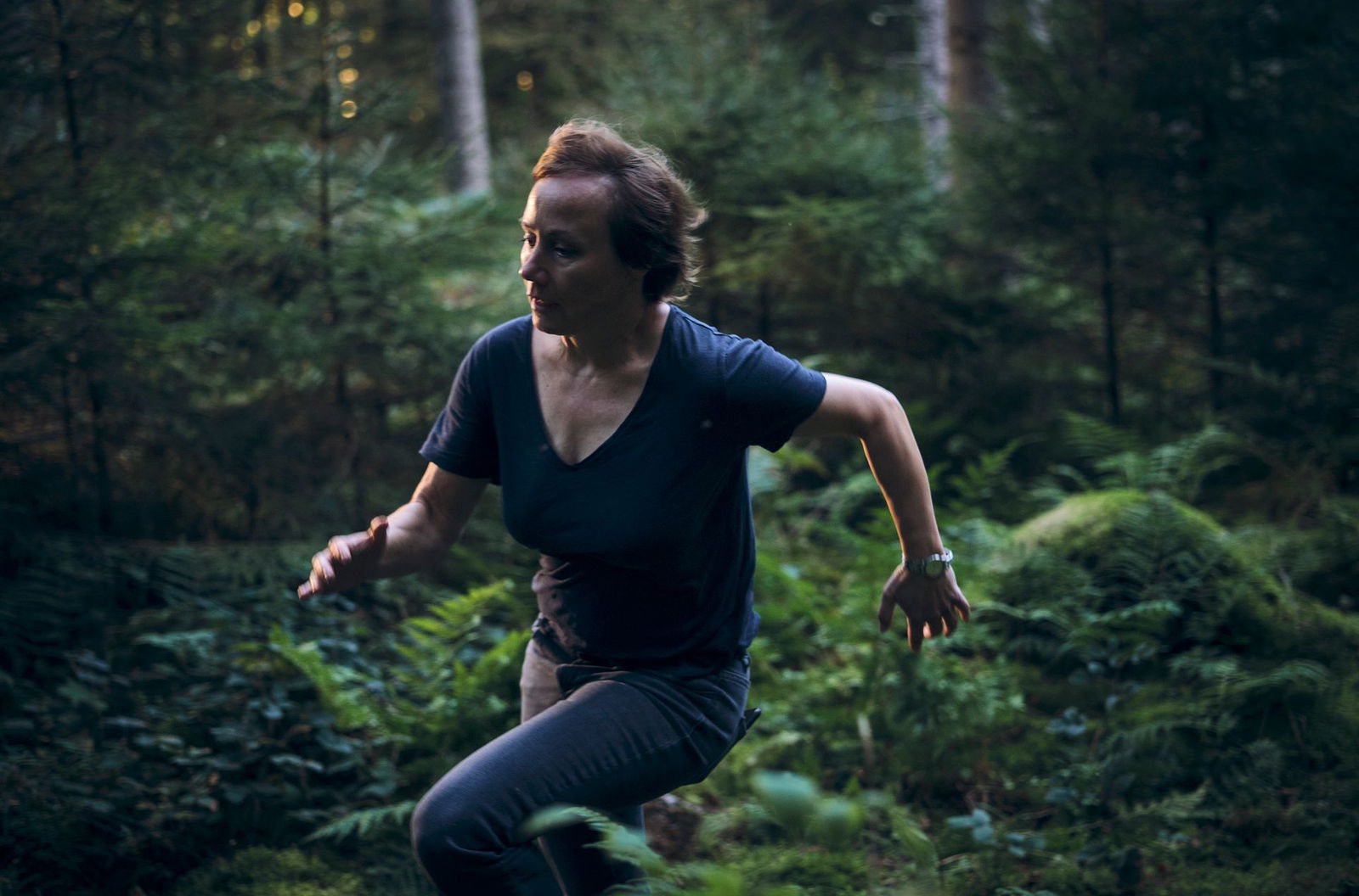 Als Franziska Tobler (Eva Löbau) erfährt, dass die Verdächtigen in den Wald geflüchtet sind, eilt sie hinterher.