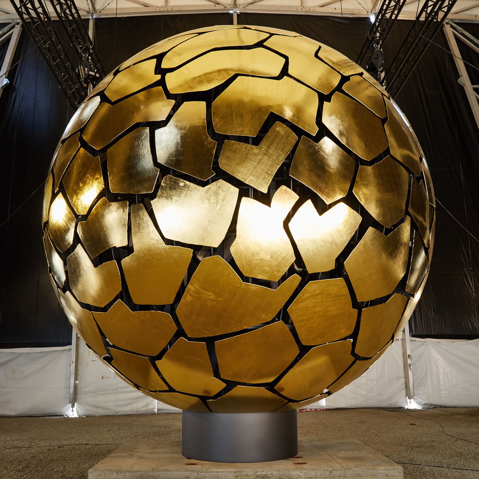 Am Ort des Absturzes in Le Vernet erinnert eine goldene Sonnenkugel mit 149 Elementen an die Opfer. (Archivbild)