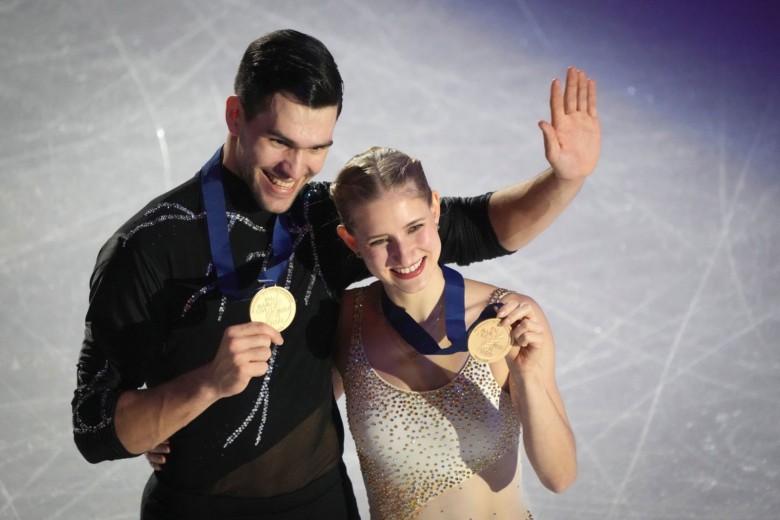 Nikita Wolodin (l) und Minerva Hase könnten bei der Eiskunstlauf-WM in Boston ihre Saison krönen.
