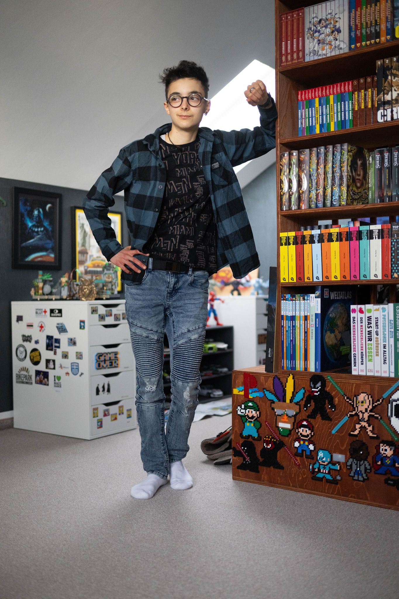 Lio Titos steht in seinem Zimmer.