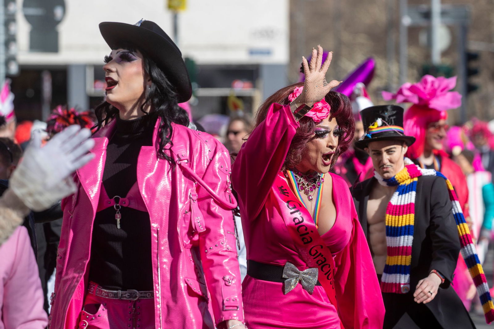 Helau-Rufe bei viel Sonnenschein: Das Wetter meint es gut mit den Mainzer Narren.