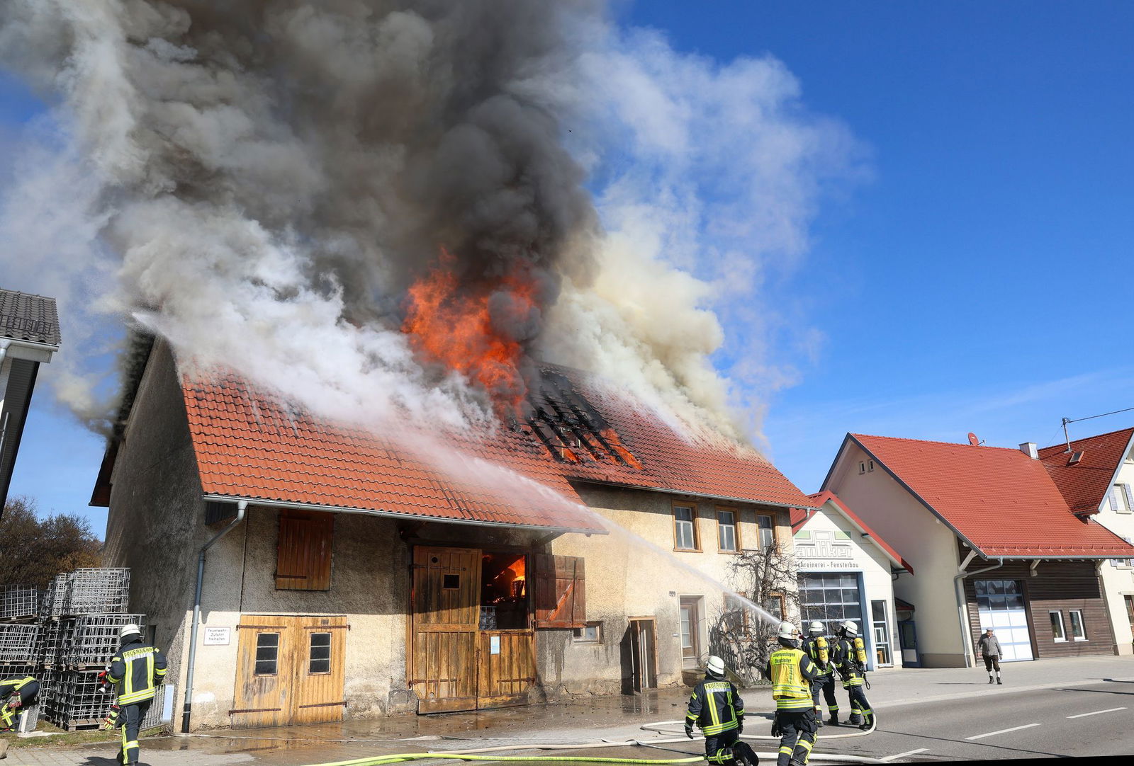 Das Holzlager einer Schreinerei ist in Langenenslingen in Brand geraten.