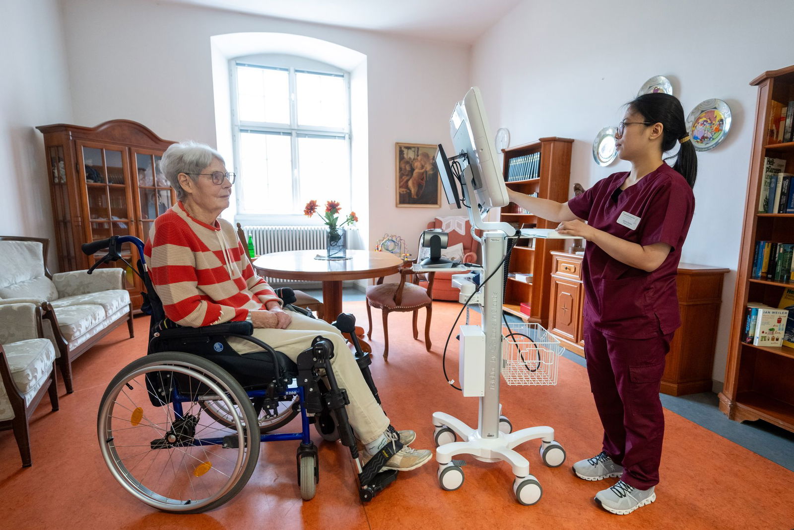 Bei Fragen wird per Video eine Fachkraft um Rat gefragt.