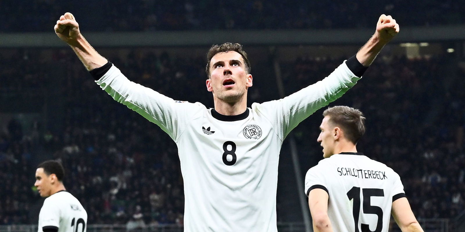 In der Pose eines Siegers: Leon Goretzka feiert gegen Italien. 