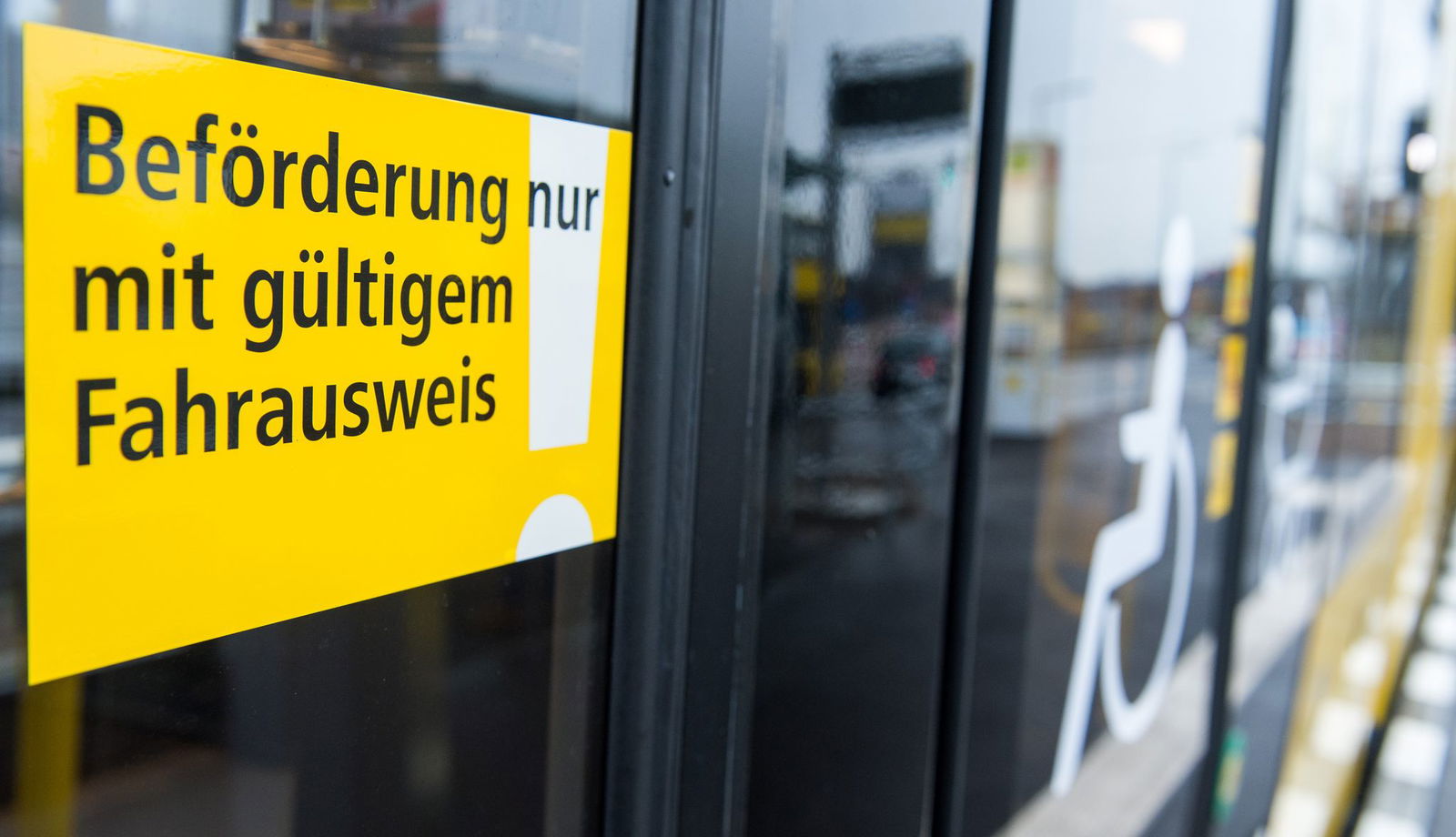 Unter «Beförderungserschleichung» versteht man das unberechtigte Nutzen eines öffentlichen Verkehrsmittels. Es handelt sich um eine Straftat. (Symbolbild)
