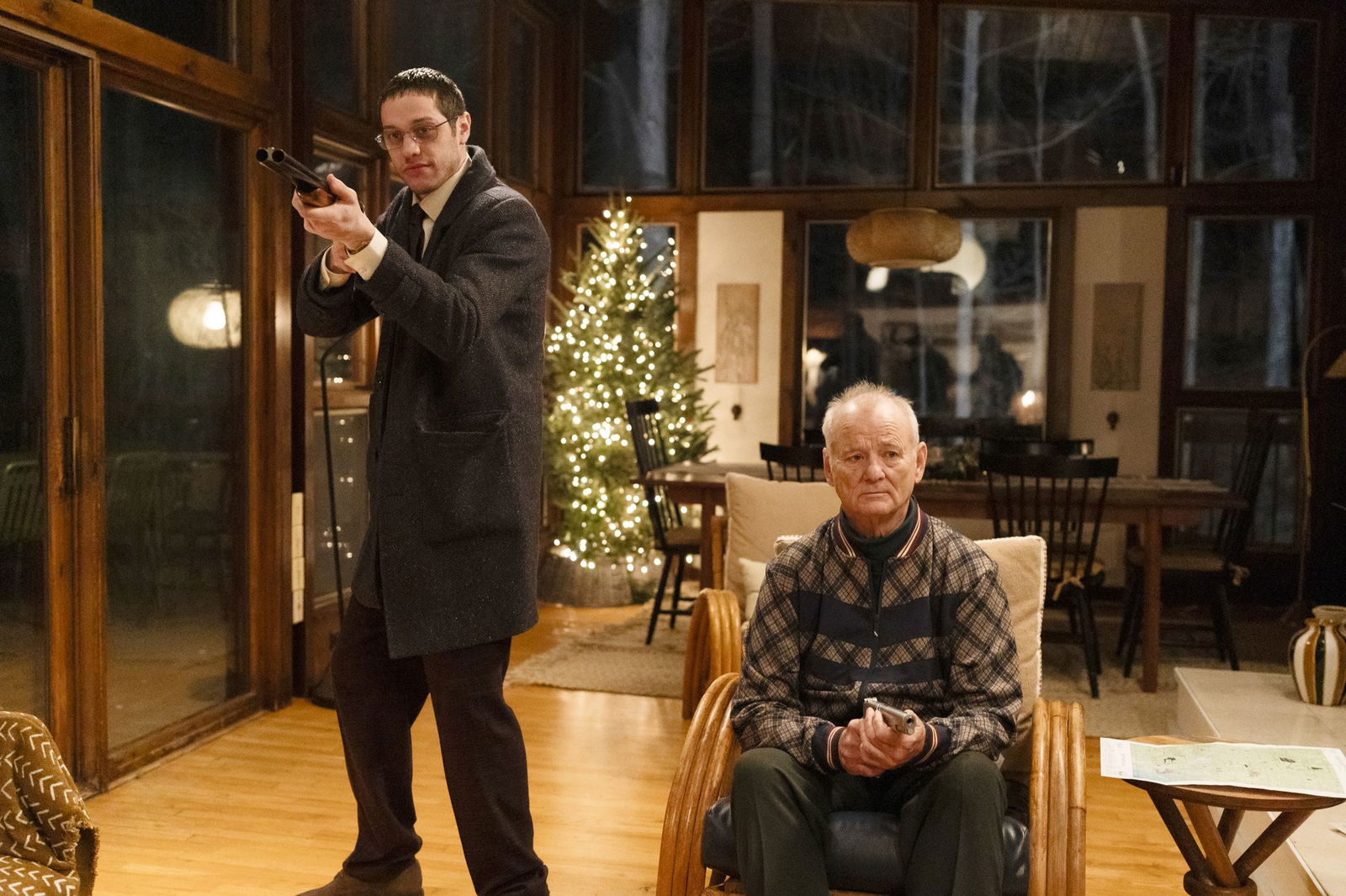 Pete Davidson (l) als Auftragskiller Lonnie und Bill Murray als Mafiaboss Leftie in einer Szene des Films «Riff Raff - Verbrechen ist Familiensache».