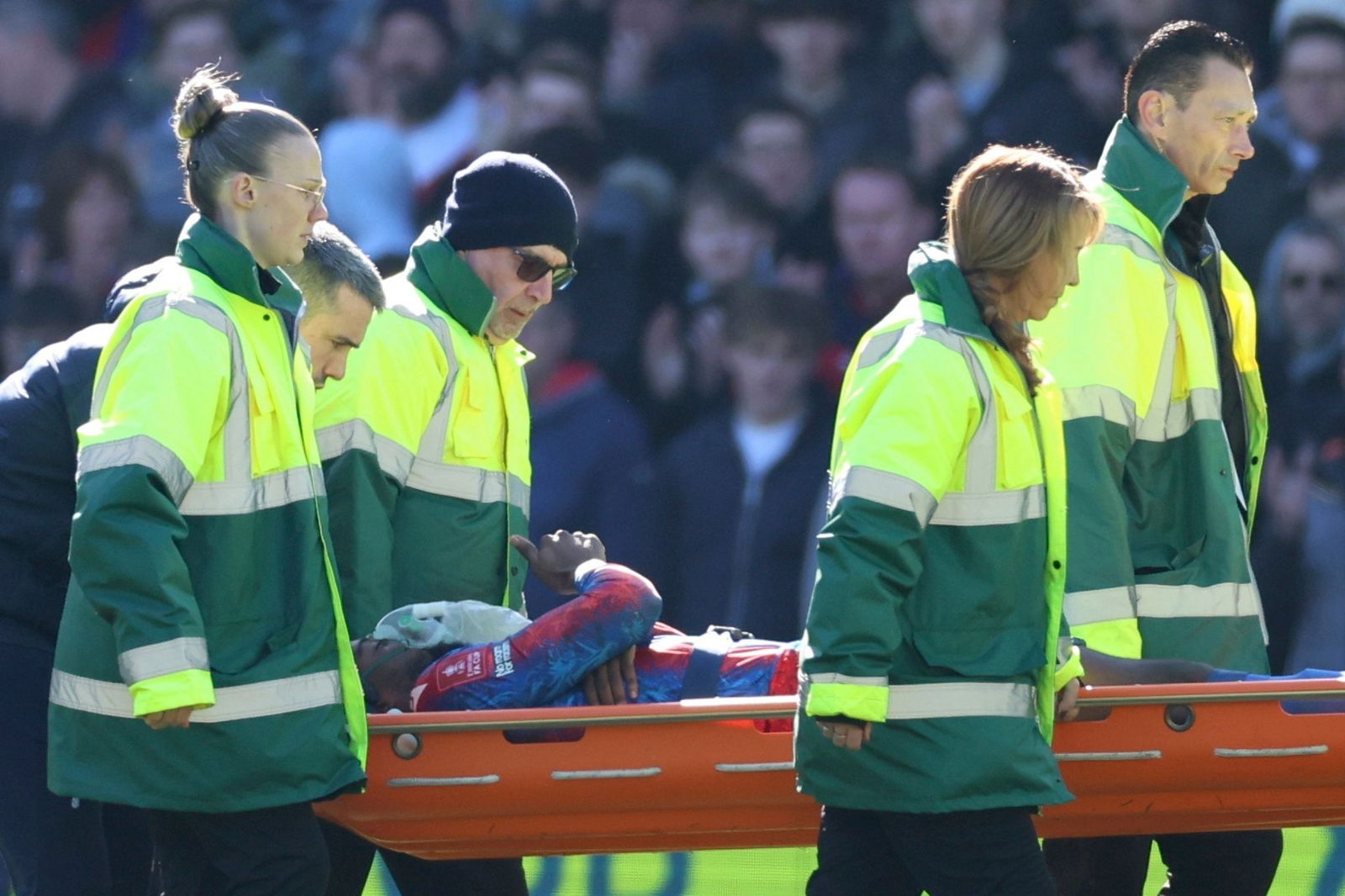 Mateta musste auf dem Platz mit Sauerstoff versorgt werden.