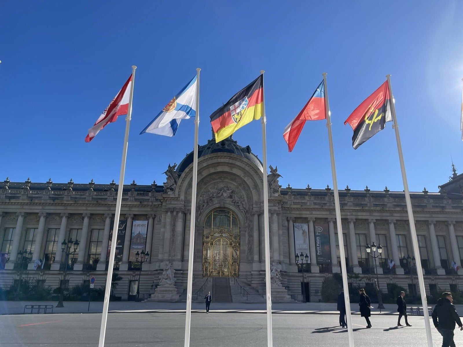Die saarländische Fahne (M) wehte bereits vor dem Grand Palais in Paris.  In Zukunft will Ministerpräsidentin Anke Rehlinger (SPD) die Fahne der deutsch-französischen Freundschaft hochhalten und auf die frankophone Welt ausweiten. (Archivbild) 