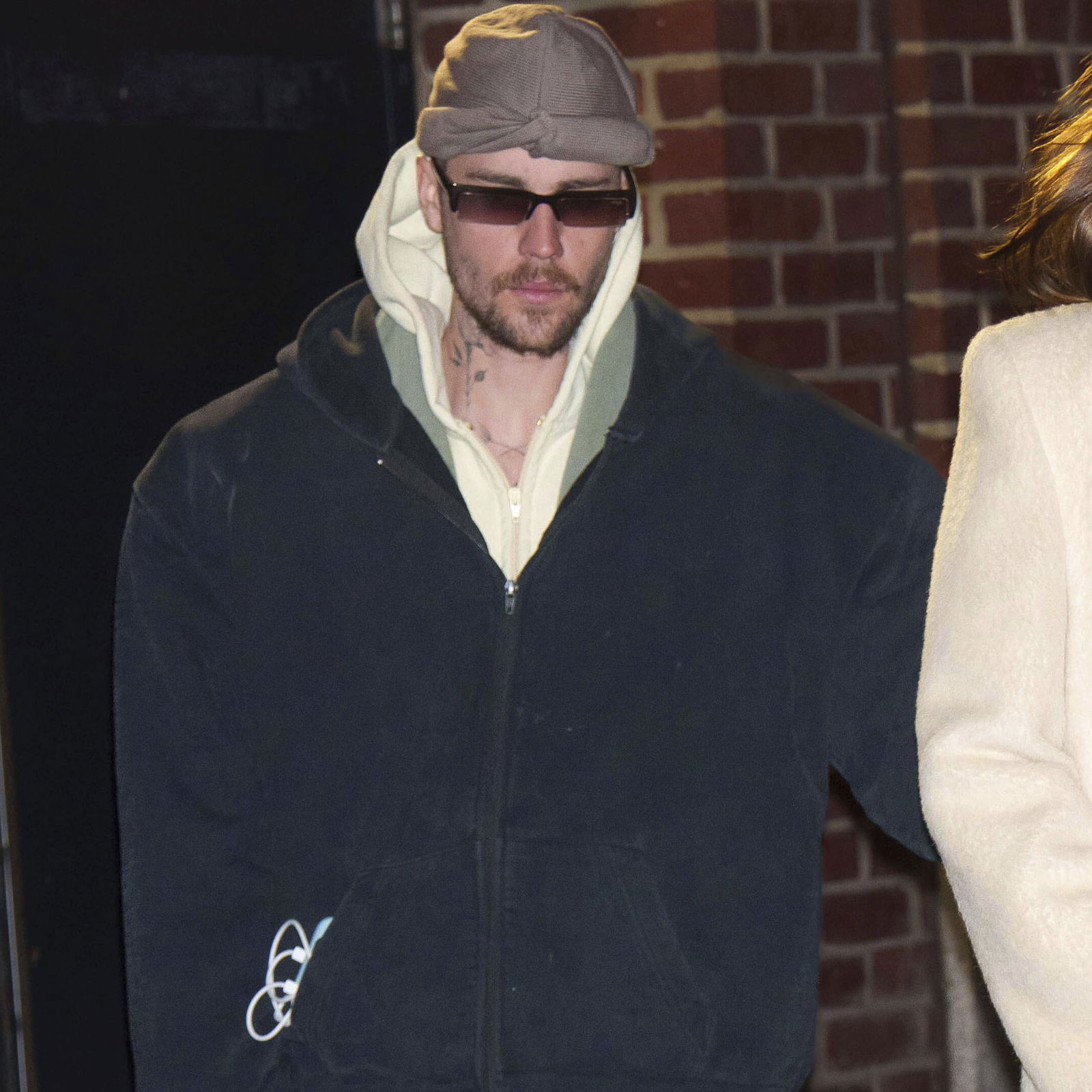 Oyogiga osilgan ayollar