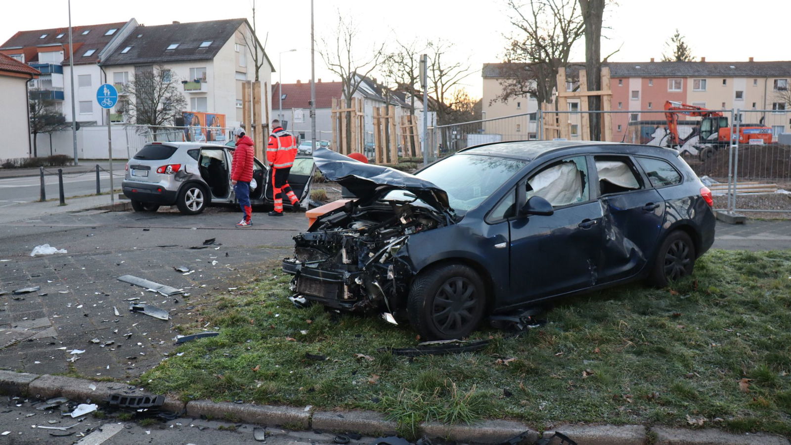 Bei dem Unfall in Mannheim wurden drei Menschen verletzt. 