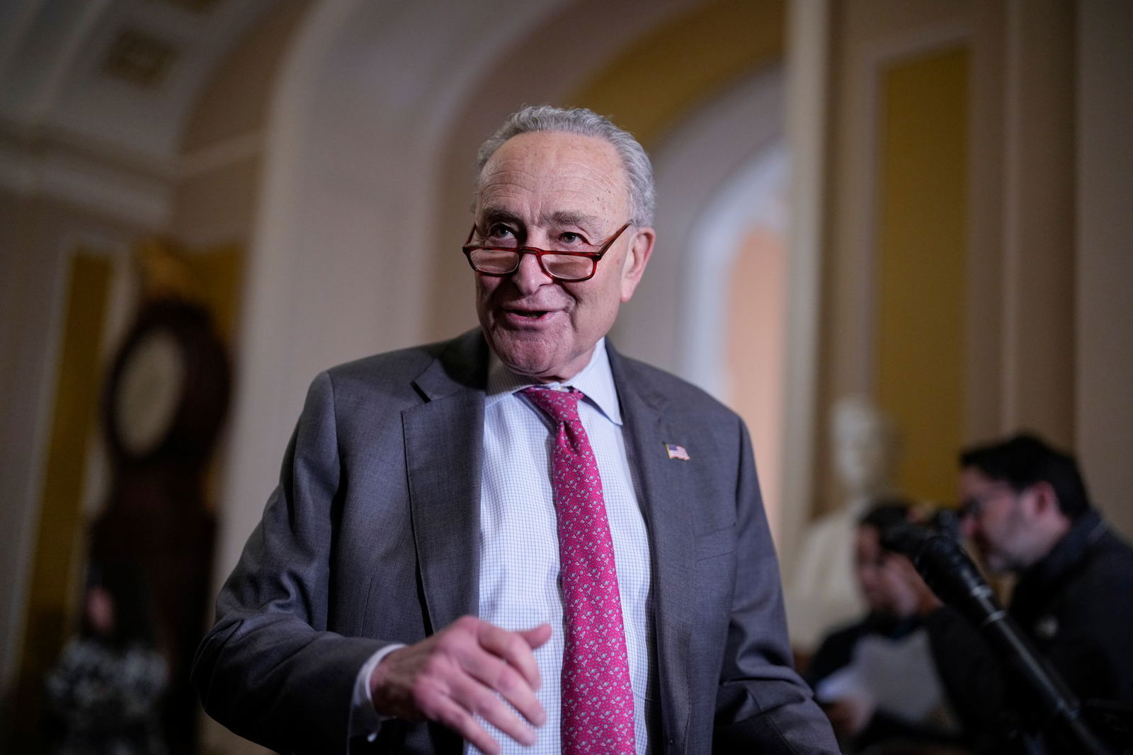 Nach einigem Widerstand gegen einen Haushaltsentwurf der Republikaner lenkt der demokratische Minderheitsführer im Senat, Chuck Schumer, nun ein. (Archivbild)