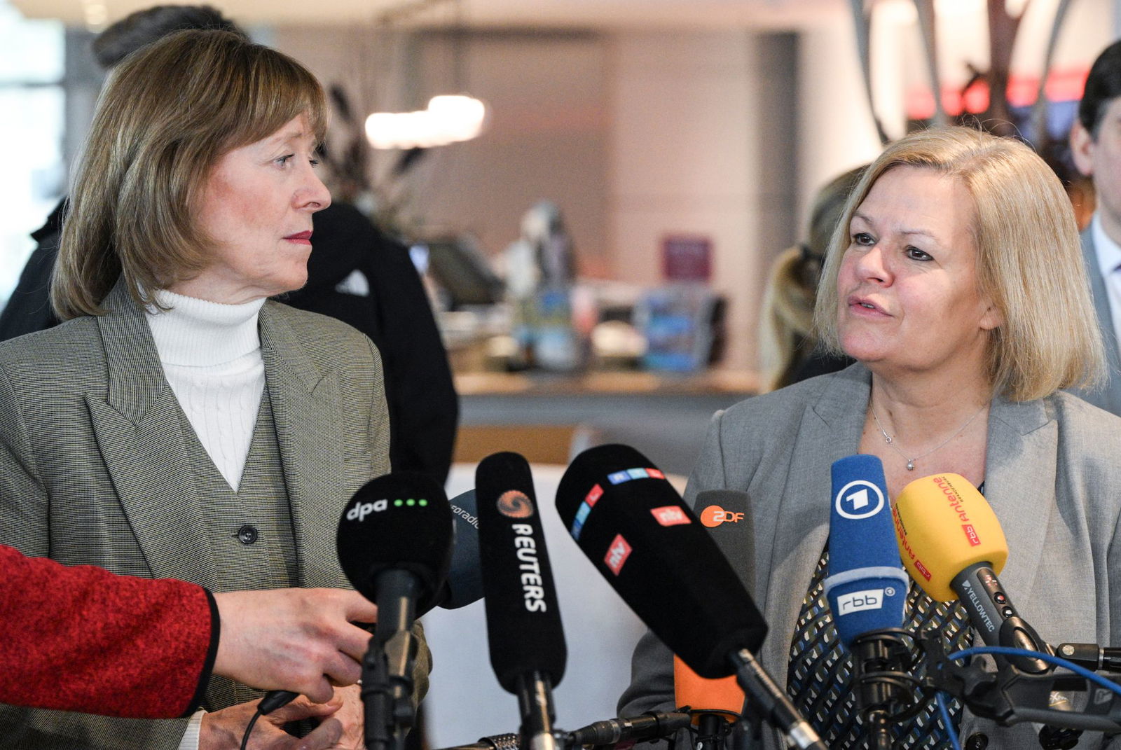 Zu einem fairen Ergebnis für alle Seiten gehört laut der Innenministerin, «dass man mit einem Angebot auf die Arbeitnehmerseite zugeht».