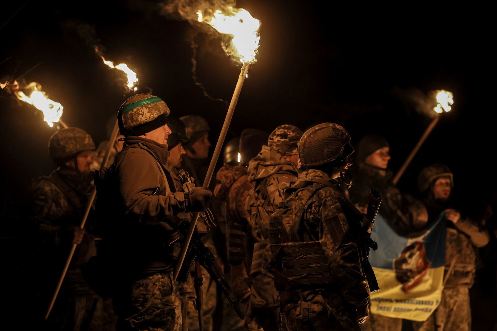 Ukrainische Frontsoldaten machen neu eingetroffenen Kameraden Mut.