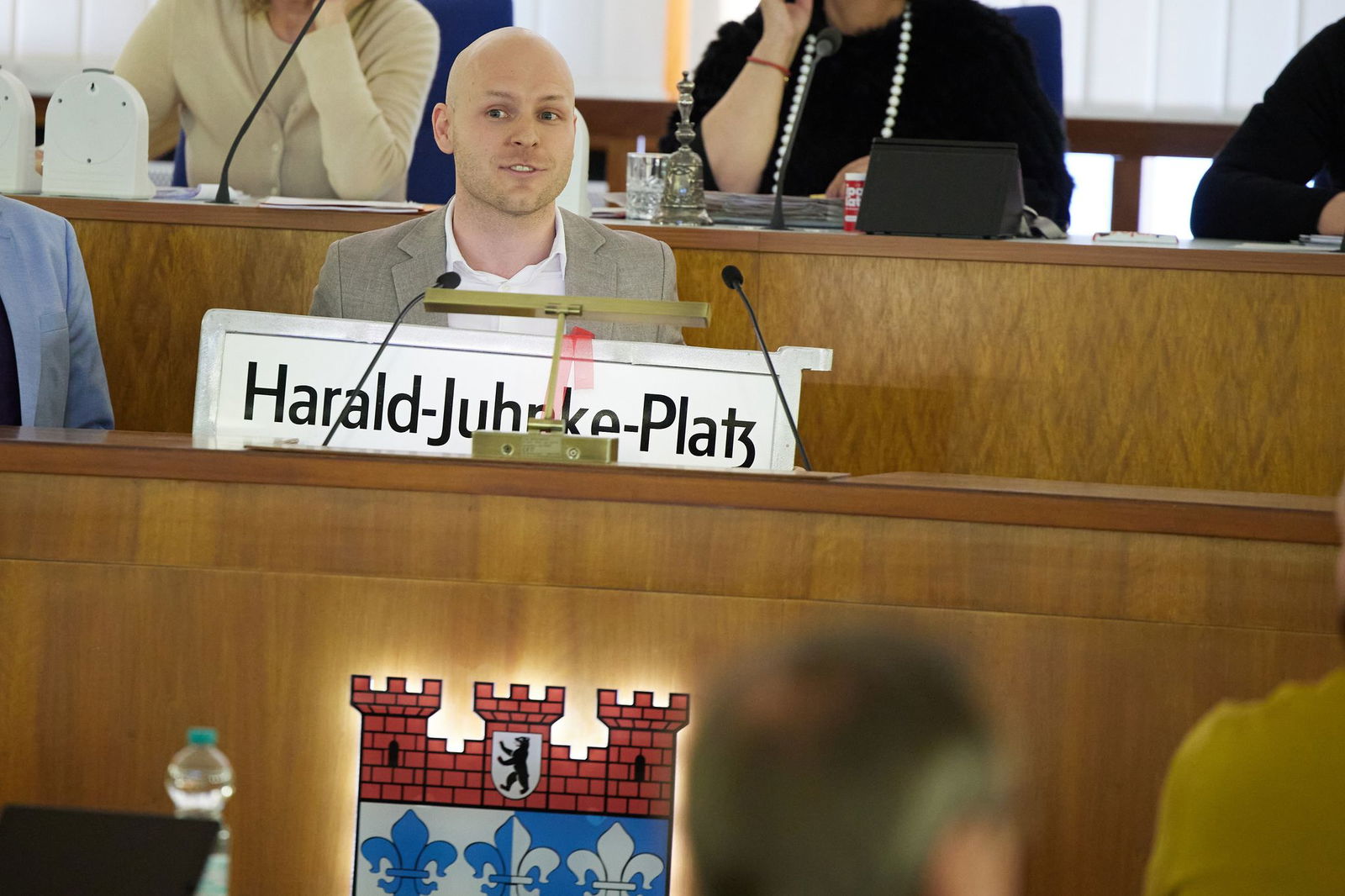 Im Bezirksparlament gab es eine klare Entscheidung dafür, dass das Schild mit der Aufschrift "Harald-Juhnke-Platz" bald gebraucht wird. 