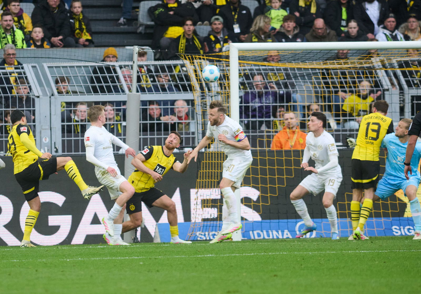 Emre Can lässt die BVB-Fans mit seinem Tor zum 2:0 jubeln.