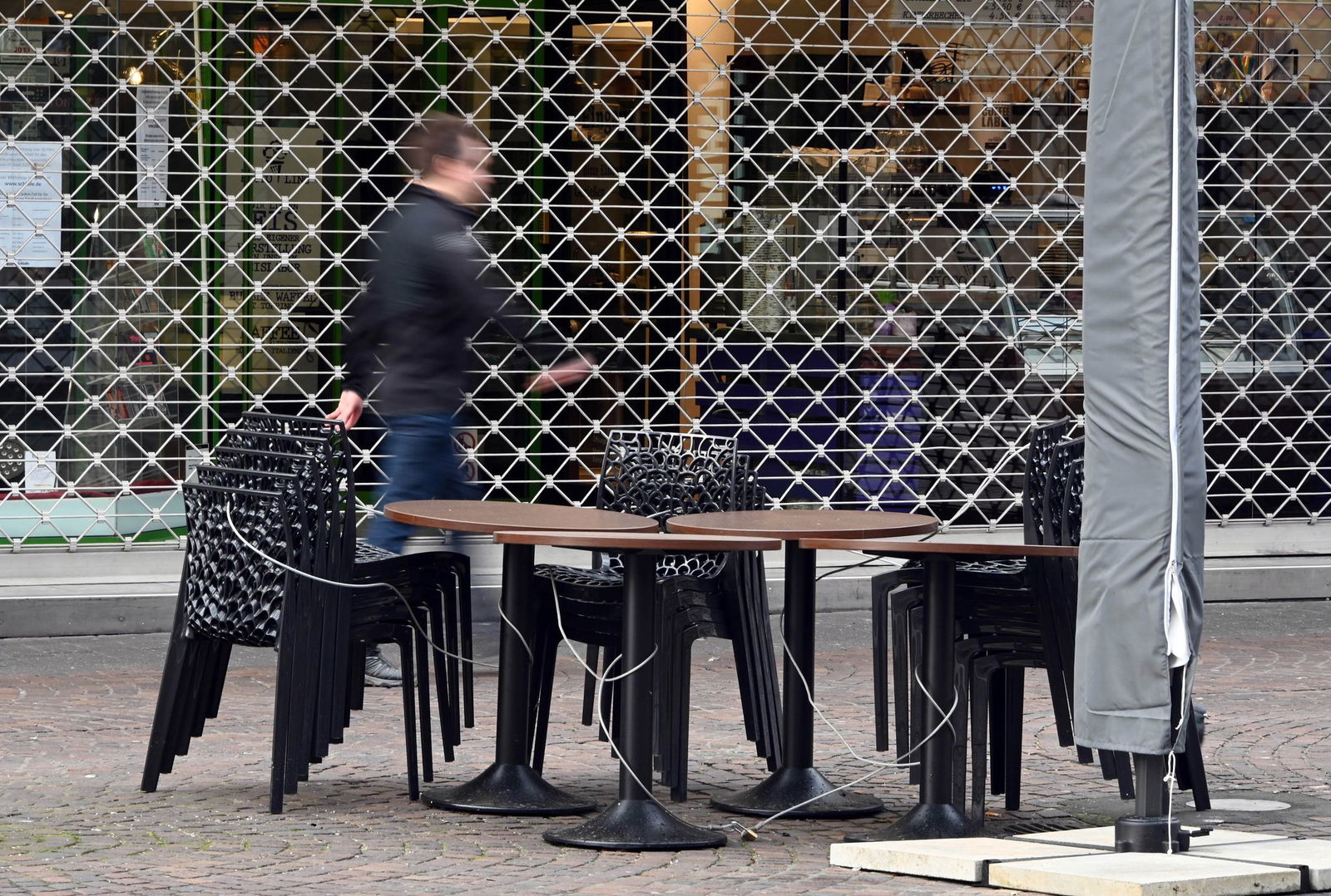 Weil viele Geschäfte schließen mussten, blieben Fußgängerzonen leer. (Archivbild)