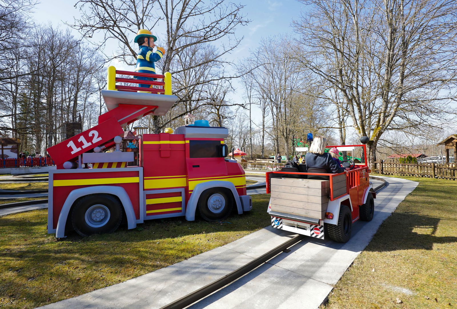 Diverse Fahrgeschäfte sollen die Besucher locken.