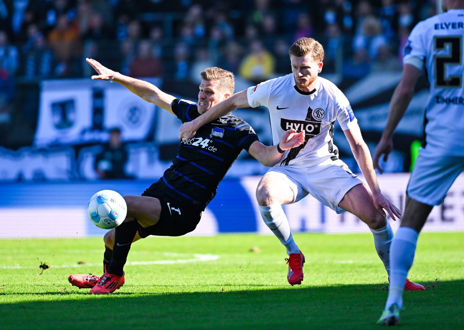 Die SV Elversberg um Florian Le Joncour (r) darf nach dem Erfolg über Hertha BSC weiter vom Aufstieg träumen.