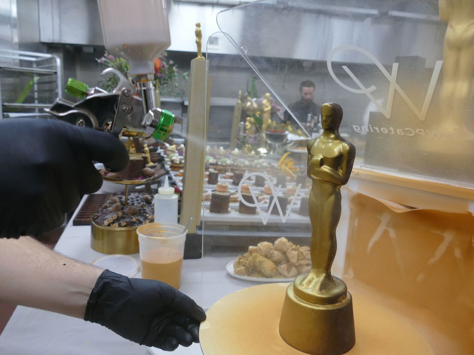 24-karätiges essbares Gold wird versprüht. 