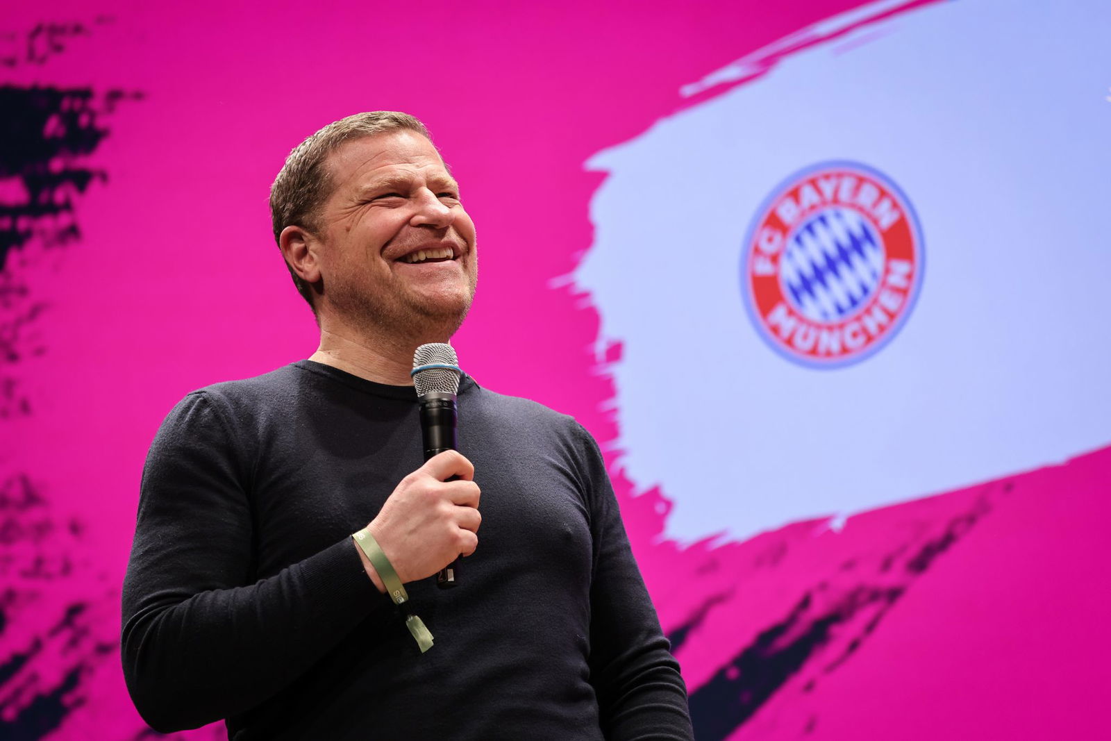 Nach langen Verhandlungen mit Joshua Kimmich ist Sportvorstand Max Eberl am Ziel.