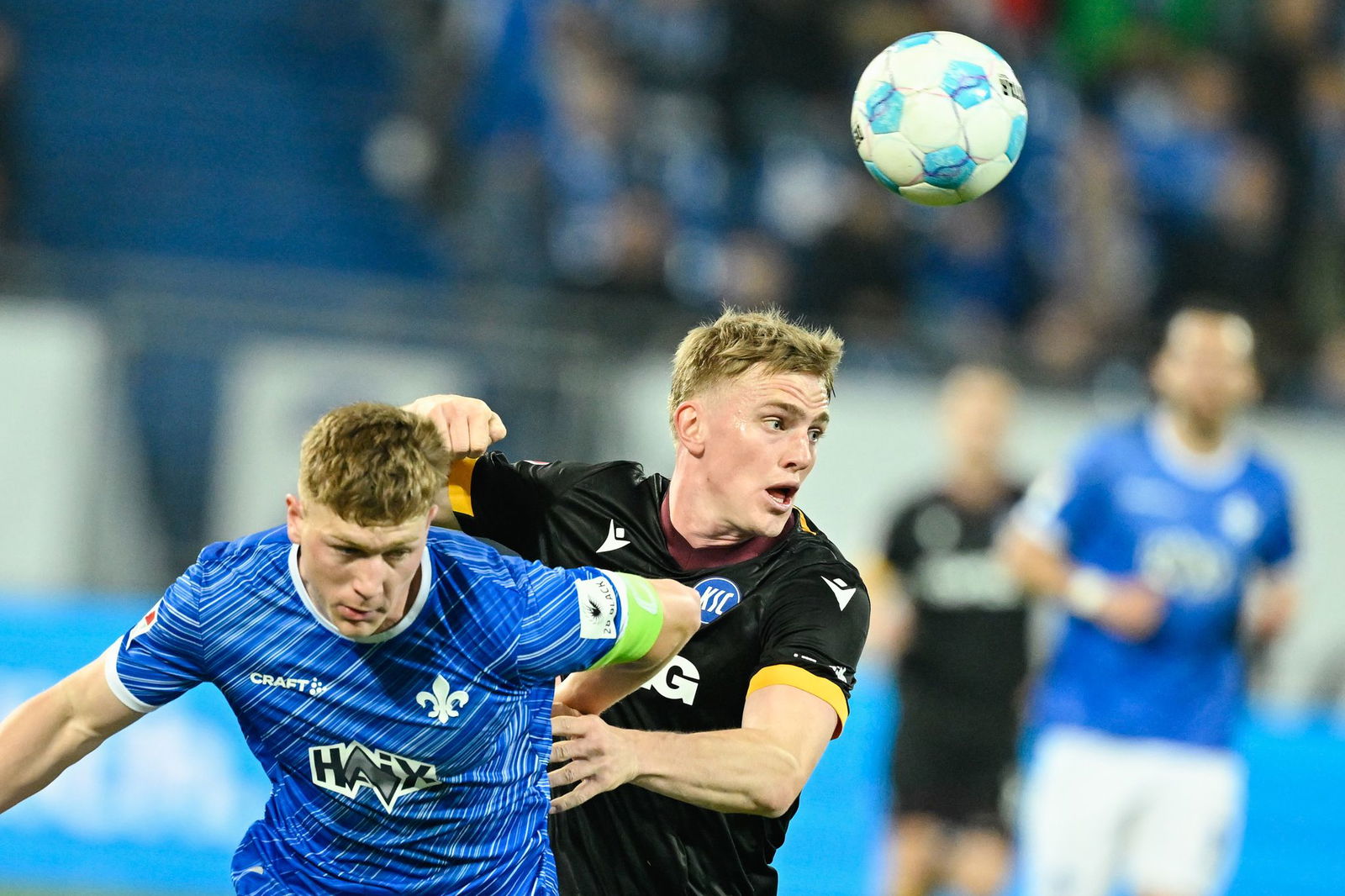 Mikkel Kaufmann (r.) und der KSC verloren am Freitag deutlich in Darmstadt.