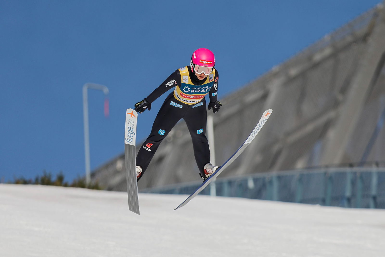 Kombiniererin Nathalie Armbruster beim Skispringen in Oslo.