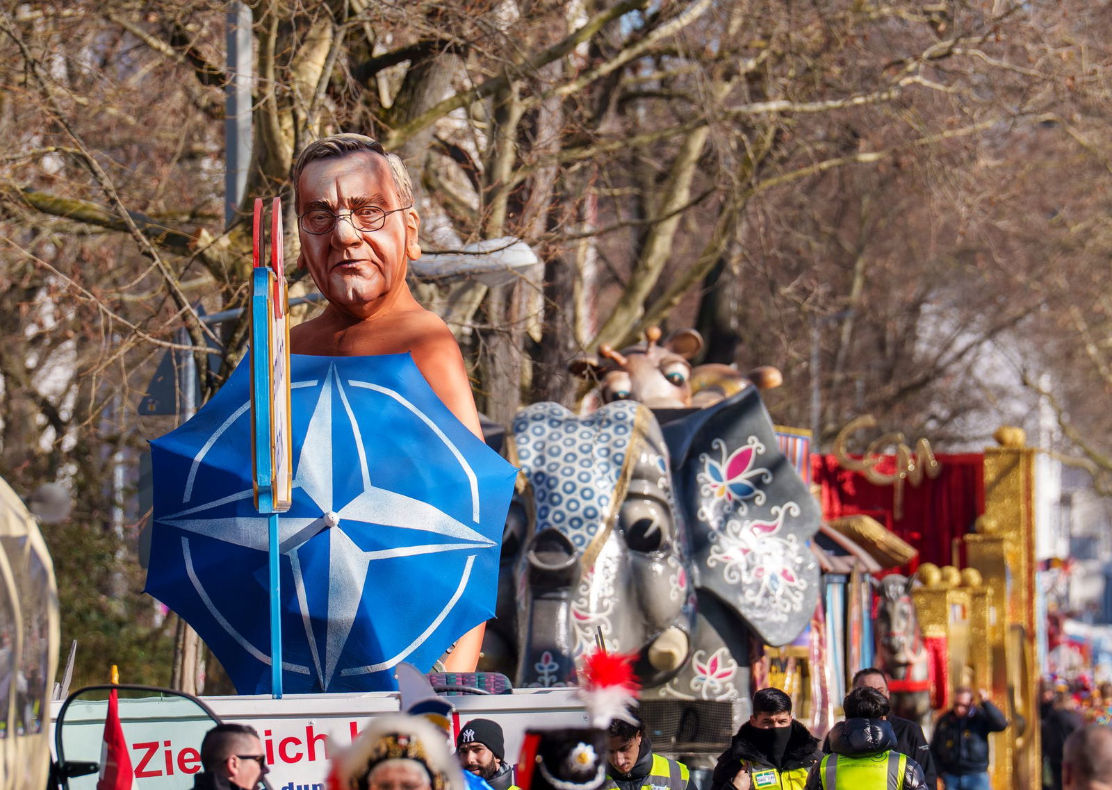 Bei strahlendem Sonnenschein zieht der Rosenmontagszug durch Mainz. 