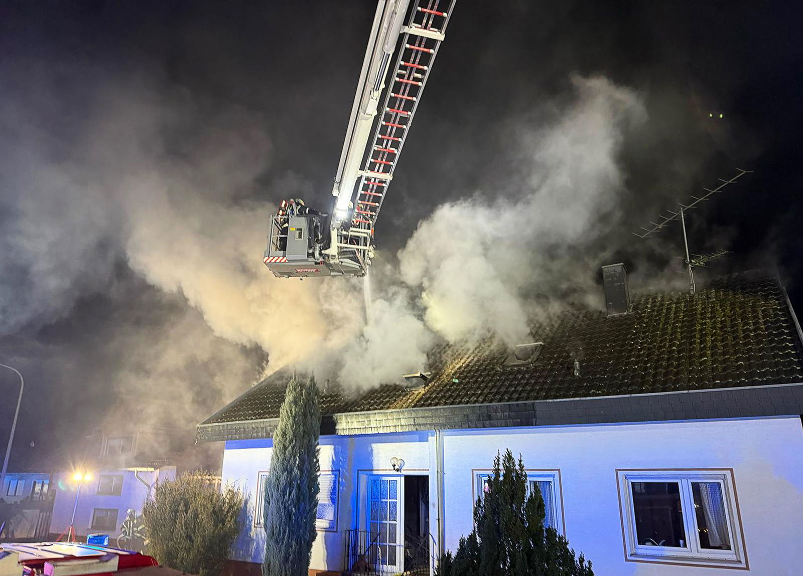 Im oberen Geschoss eines Wohnhauses in Contwig hat es gebrannt, zwei Menschen wurden leicht verletzt. (Handout)