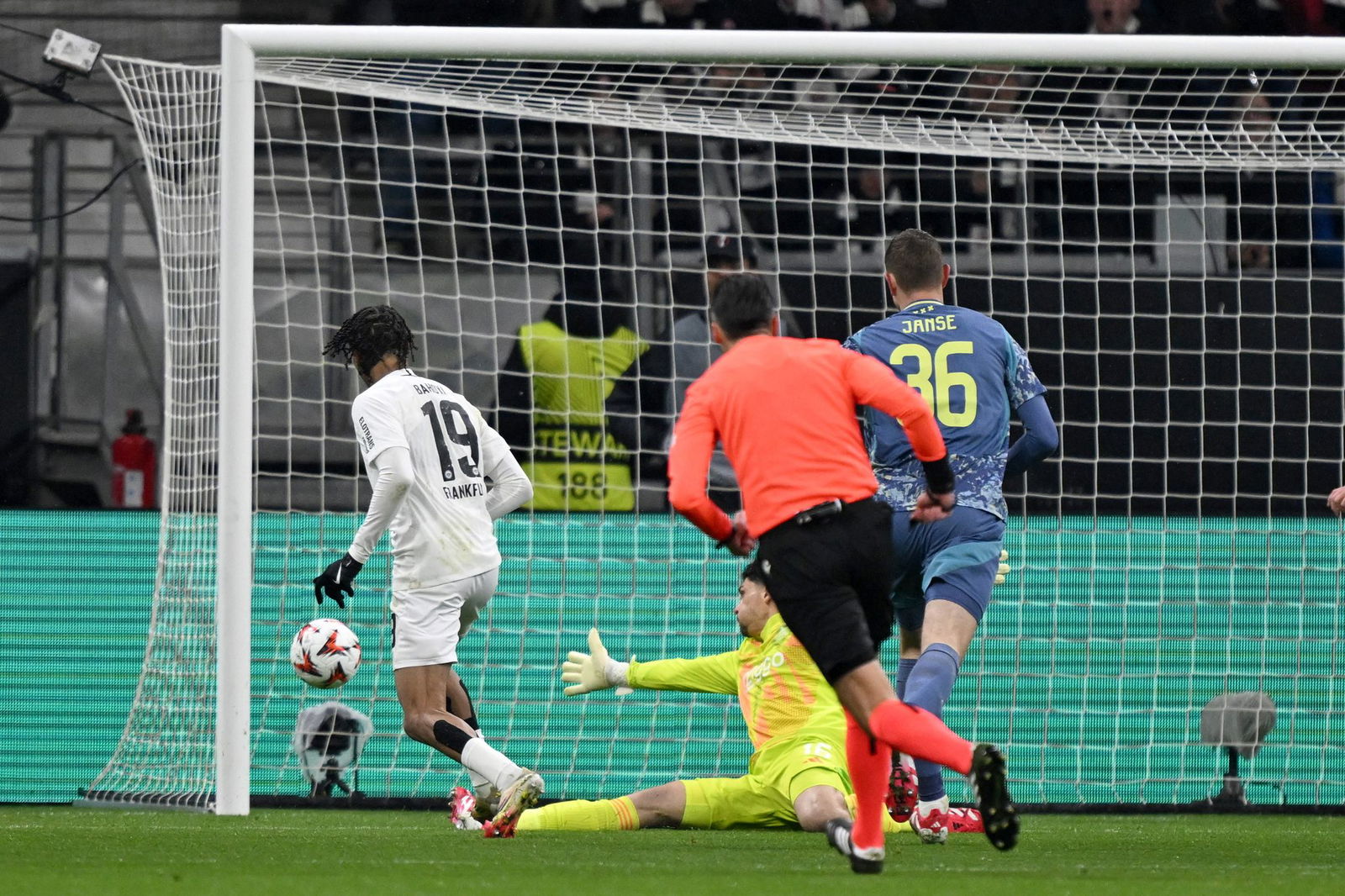 Brachte die Eintracht früh in Führung: Jean-Matteo Bahoya.