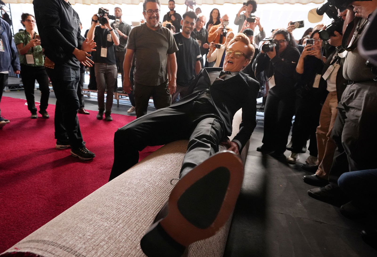 US-Komiker Conan O'Brien steht erstmals als Oscar-Gastgeber auf der Bühne. 