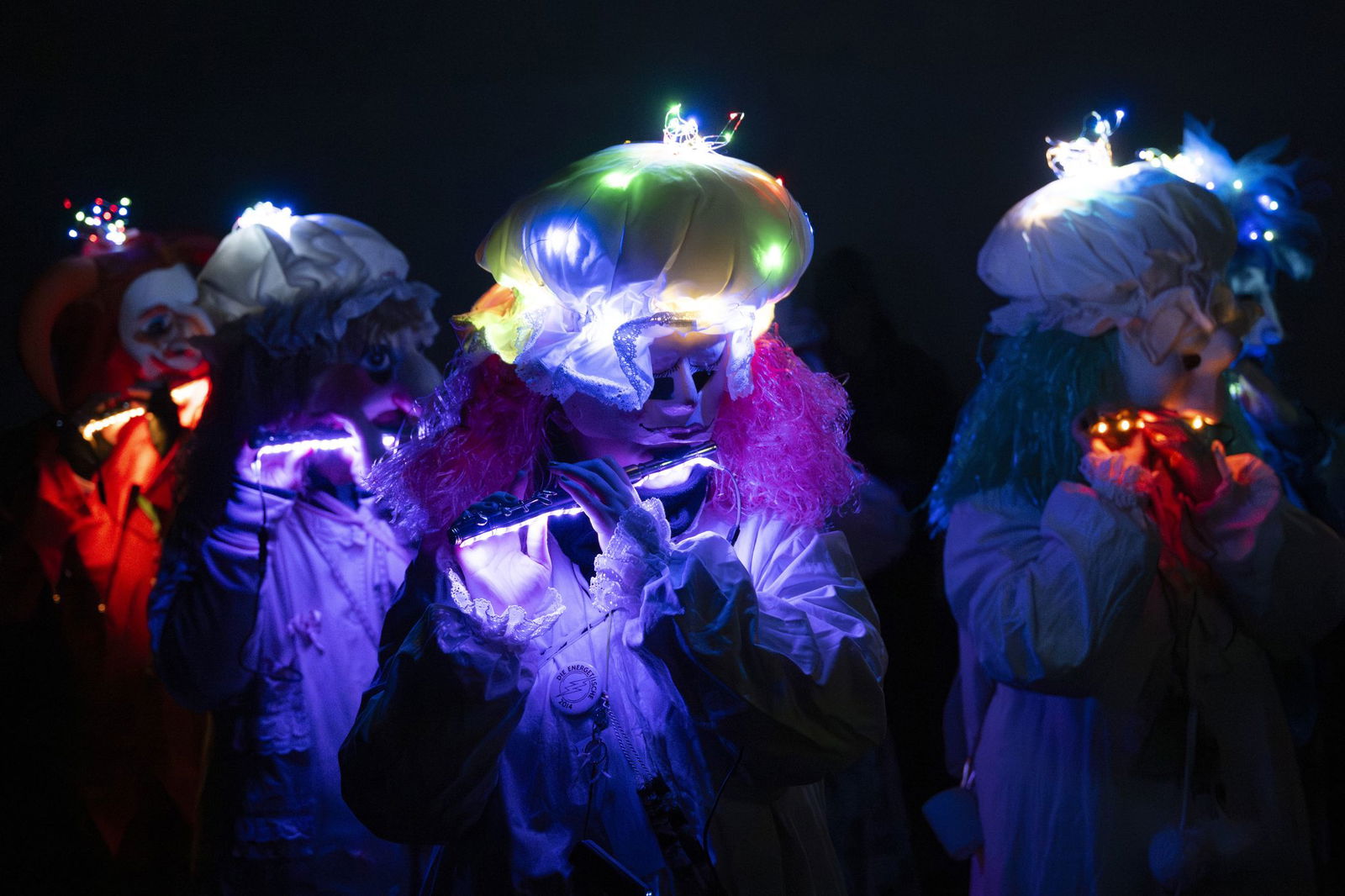 Noch vor dem Morgengrauen erhellen leuchtende Pfeifer die Nacht.