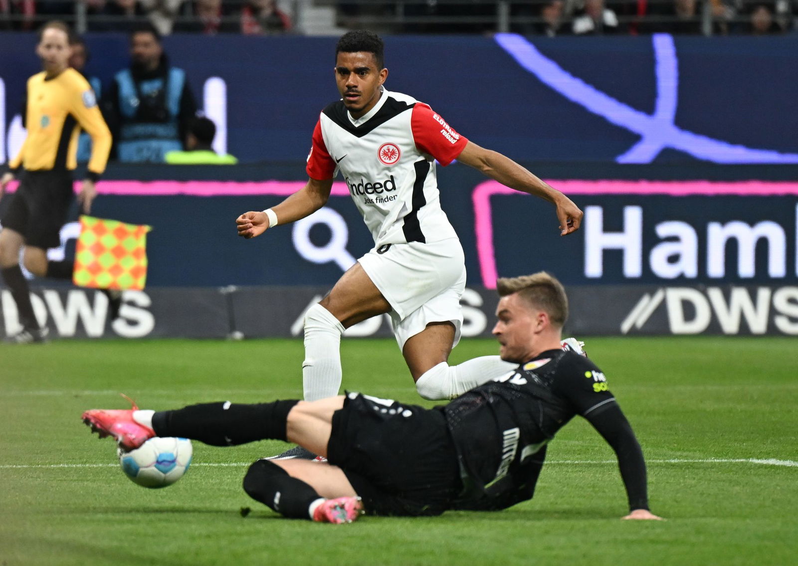 Stuttgarts Maximilian Mittelstädt (vorne) verhinderte die Führung durch Frankfurts Ansgar Knauff mit einer Riesen-Rettungstat.